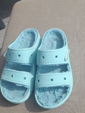 CROCS - Woman's Plush-Lined Slide Sandals in Light BluE